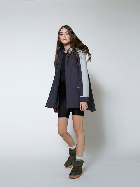 Modella di lato che indossa giacca imbottita Lori colore Blu